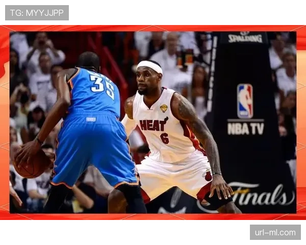 特写镜头：詹姆斯在关键挑战成功后与裁判的激烈交流瞬间