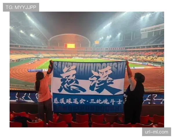 客队看台，随队远征的卢顿球迷在球队保级关键胜利后喜极而泣