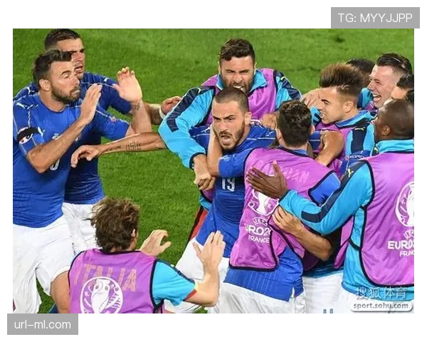 特写:36岁的博努奇在替补席上,用平板电脑记录每次转换得失 特写:36岁的博努奇在替补席上,用平板电脑记录每次转换得失