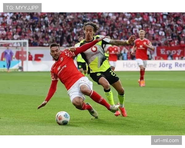 现场通讯:美因茨球迷高歌,为球队下半场连续的边路冲击助威 现场通讯:美因茨球迷高歌,为球队下半场连续的边路冲击助威