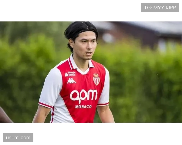 南野拓实现身摩纳哥主场，十字韧带重伤后首次公开露面